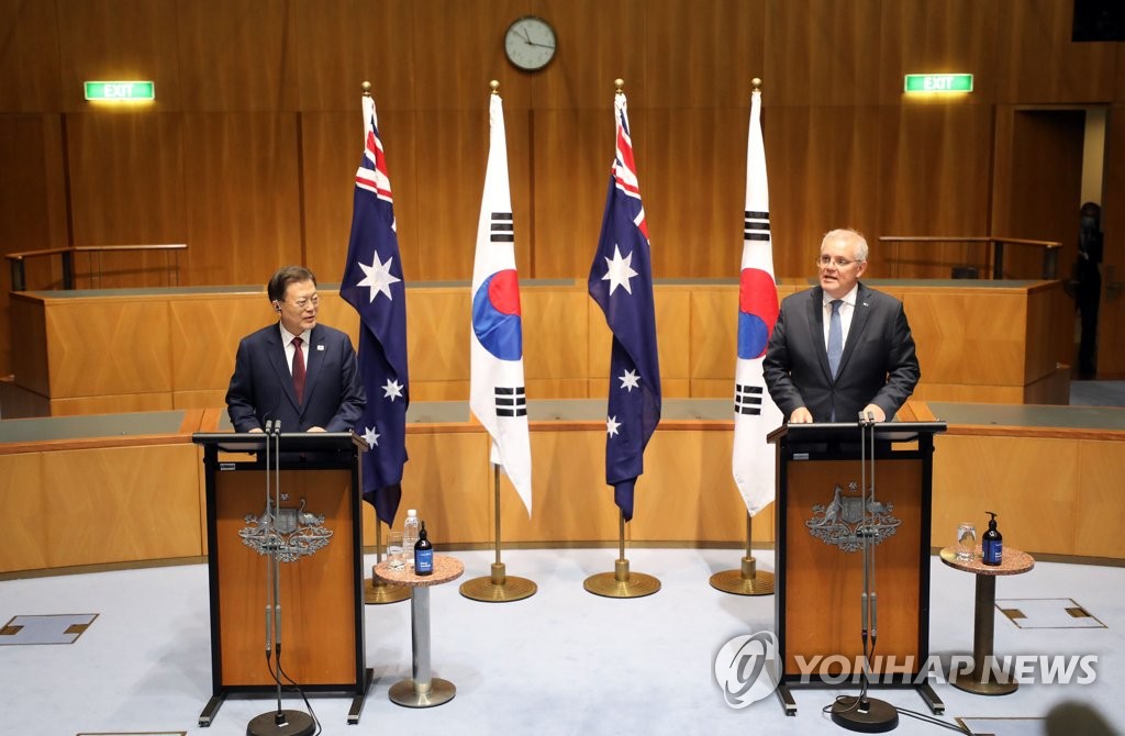 资料图片：12月13日，在堪培拉的澳大利亚国会大厦，韩国总统文在寅（左）和澳大利亚总理斯科特·莫里森举行联合记者会。 韩联社