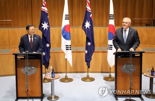 12月13日，在位于澳大利亚堪培拉的国会大厦，韩国总统文在寅（左）和澳大利亚总理斯科特·莫里森在双边会谈结束后举行联合记者会。 韩联社