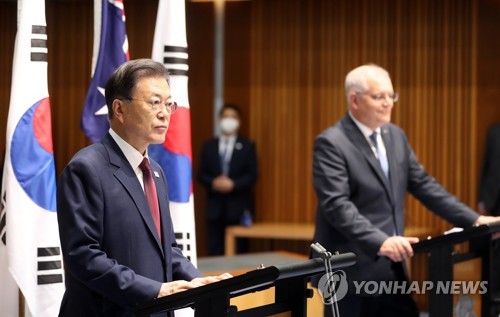 12月13日，在位于澳大利亚堪培拉的国会大厦，韩国总统文在寅（左）和澳大利亚总理斯科特·莫里森在双边会谈结束后举行联合记者会。 韩联社