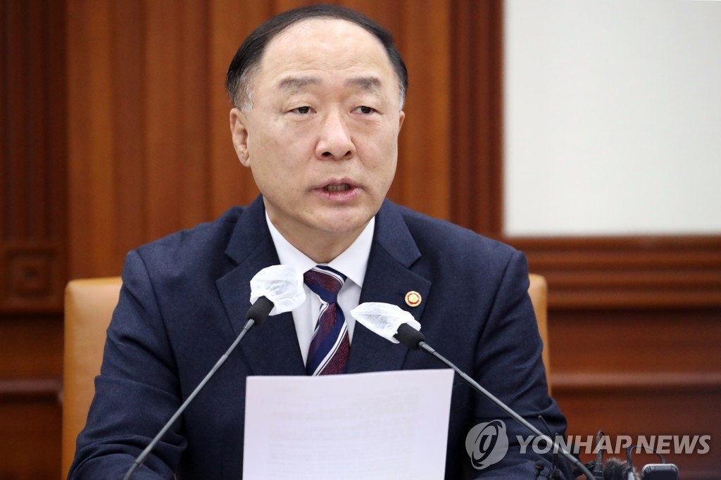 12月13日，韩国经济副总理兼企划财政部长官洪楠基主持召开“对外经济长官会议”第226次会议。 韩联社