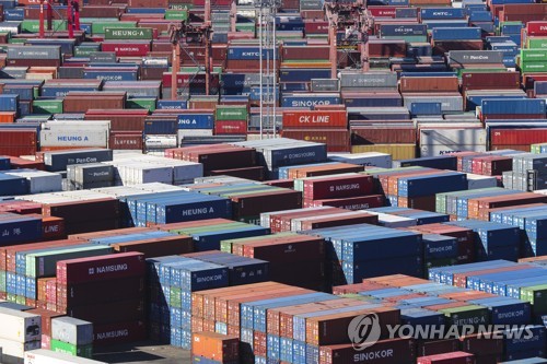 12月13日，在釜山港神仙台码头，进出口货物鳞次栉比，一派繁忙景象。 韩联社