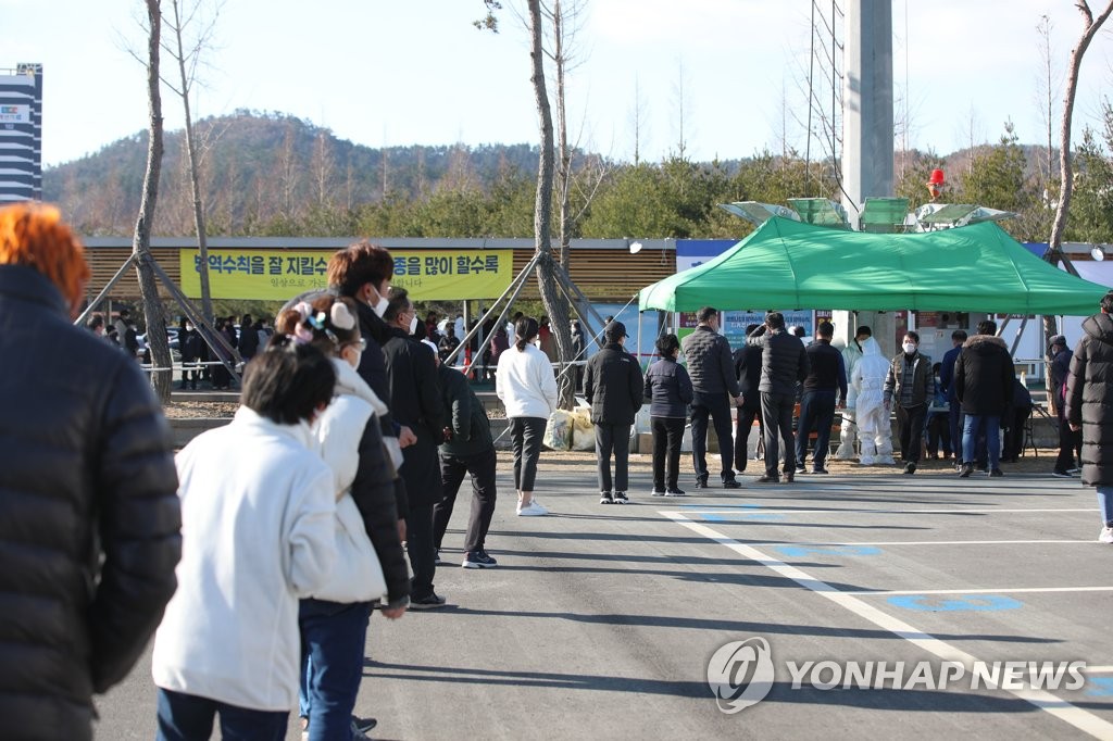 资料图片：在一处新冠临时筛查诊所，市民排队待检。 韩联社