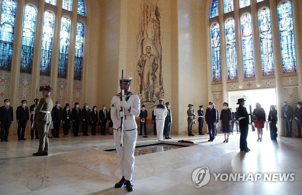当地时间12月13日，在澳大利亚战争纪念馆，韩国总统文在寅携夫人参拜无名勇士碑。 韩联社