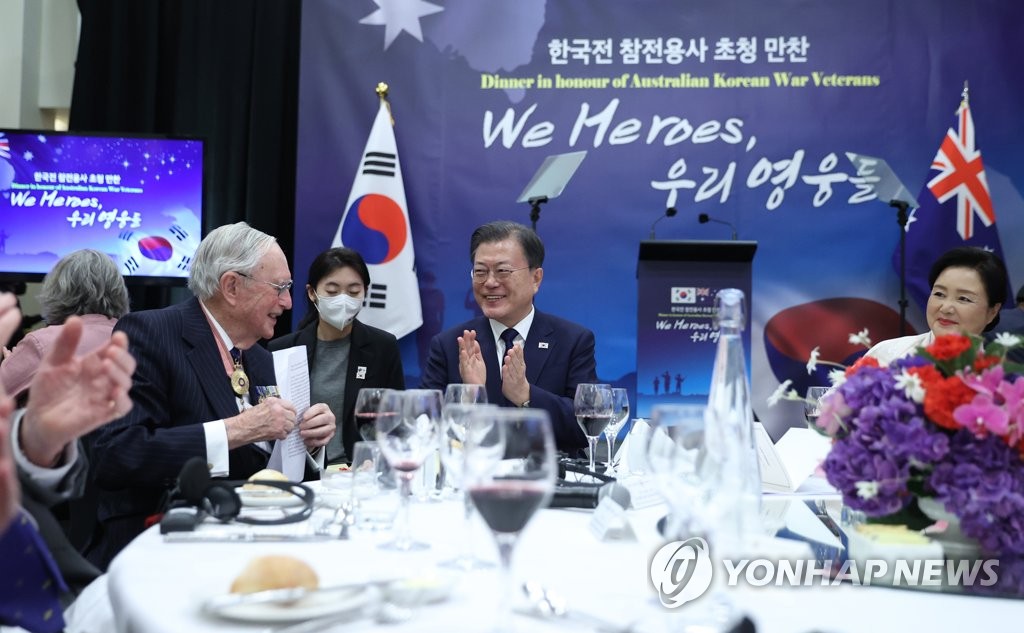当地时间12月13日，在堪培拉市内一家酒店，正在澳大利亚进行国事访问的韩国总统文在寅（右二）与韩战参战老兵共进晚餐。 韩联社