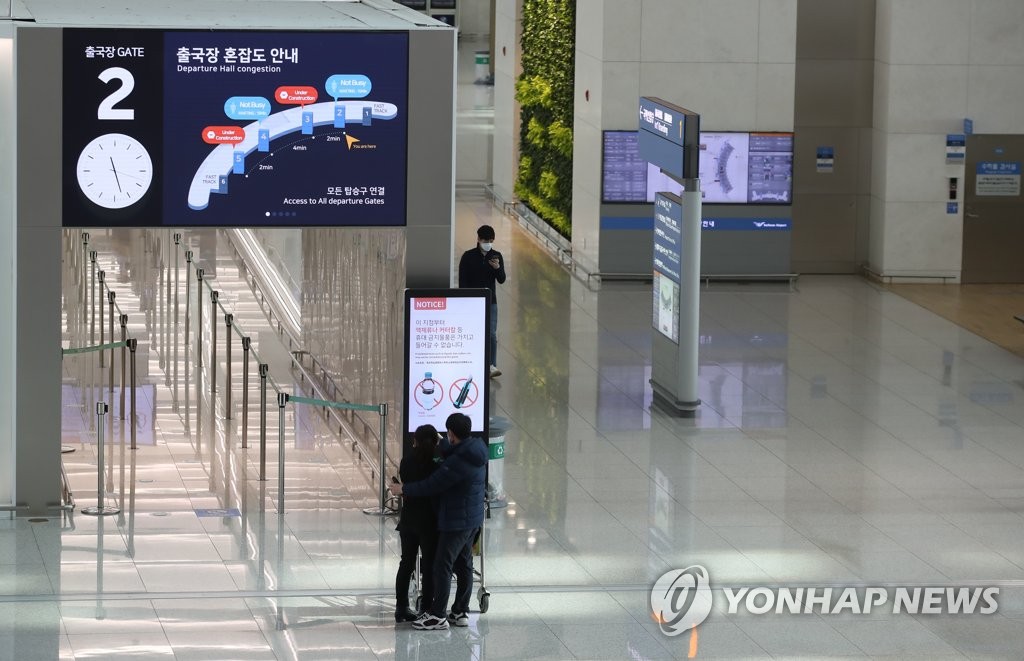 资料图片：仁川国际机场国际出发候机厅一片冷清。 韩联社