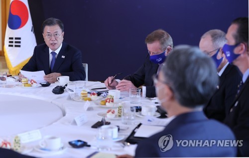 12月14日，在悉尼，韩国总统文在寅（左一）与澳洲商界人士座谈。 韩联社