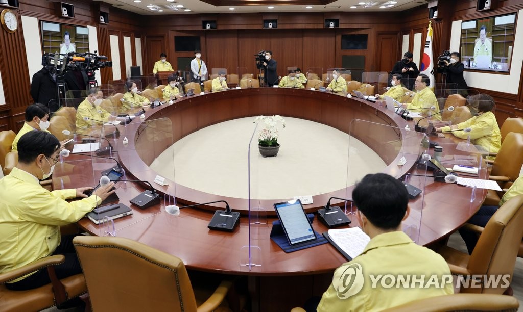 12月16日，韩国国务总理金富谦（右二）在中央政府首尔办公楼主持召开中央灾难安全对策本部会议。 韩联社