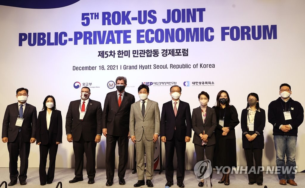 12月16日，第五届韩美民官合作经济论坛在首尔君悦酒店举行。图为韩国外交部第二次官（副外长）崔钟文（左五）同美国国务院负责经济事务的副国务卿何塞·费尔南德斯（左四）等与会人士合影留念。 韩联社