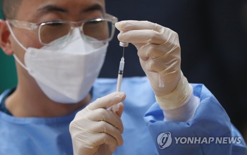 资料图片：医务人员为施打新冠疫苗做准备。 韩联社