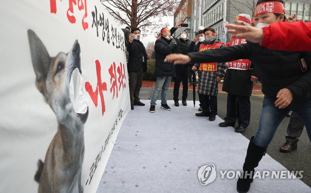 资料图片：12月16日，在庆尚南道政府办公楼前，小工商业者和个体户举行示威，对政府提供的营业损失赔偿金表示不满。 韩联社