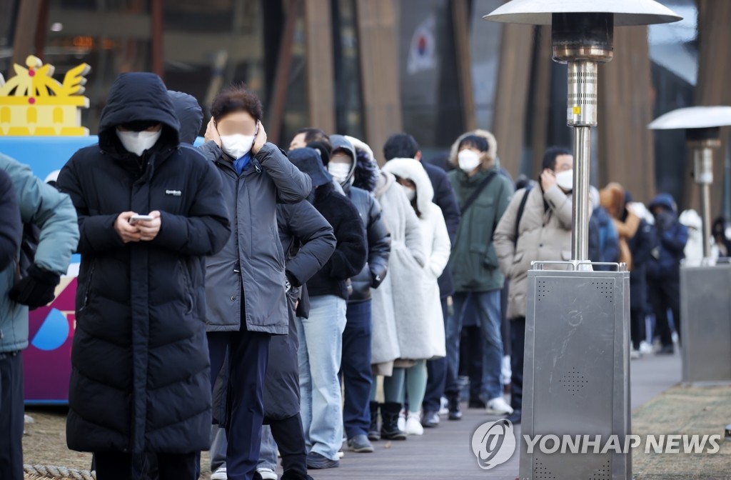 资料图片：12月17日上午，在首尔市松坡区卫生站的筛查诊所，市民排队等候核酸检测。 韩联社