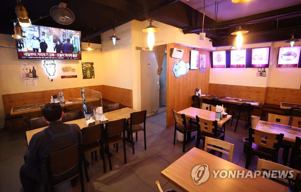 资料图片：12月17日，受新冠疫情影响，位于首尔市的一家餐厅空荡荡。 韩联社