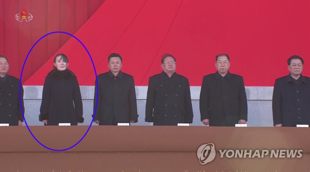 12月17日，在已故最高领导人金正日去世10周年之际，朝鲜举行中央追悼大会。朝鲜国务委员会委员长金正恩胞妹、劳动党第一副部长金与正（左二）与会。 韩联社/朝鲜央视画面（图片仅限韩国国内使用，严禁转载复制）