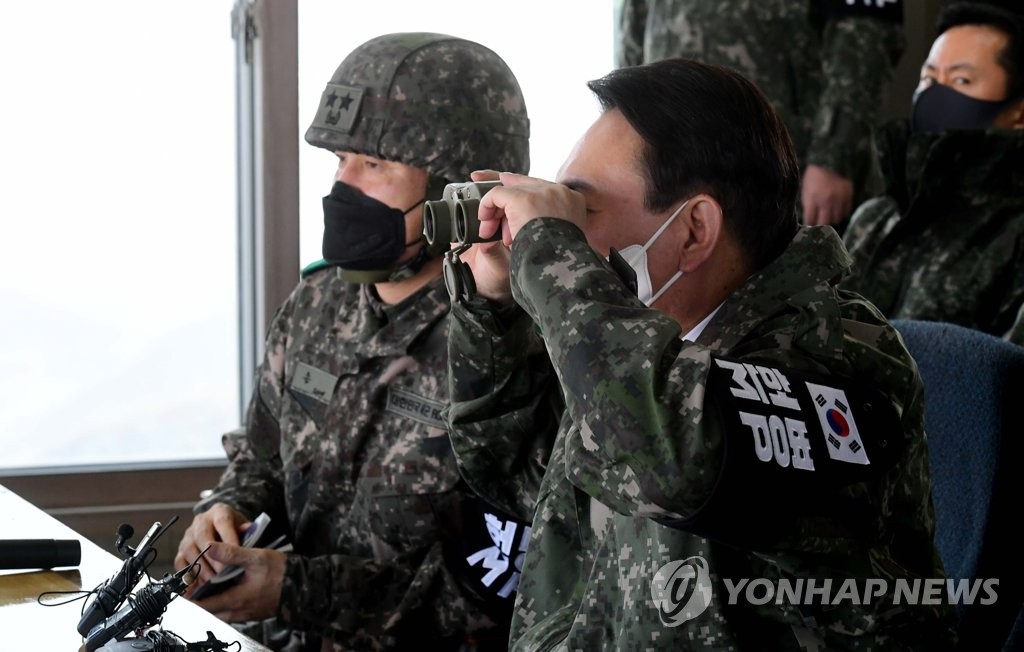 资料图片：2021年12月20日，尹锡悦（右）以总统候选人身份访问非军事区前线部队。 韩联社