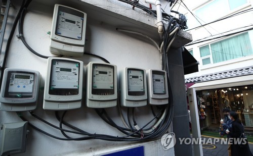 资料图片：设在首尔一住宅区的电度表 韩联社