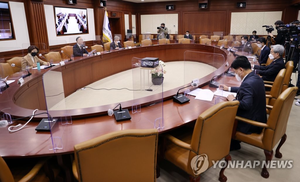 12月21日，韩国副总理兼企划财政部长官洪楠基在中央政府首尔办公楼主持召开创新增长会议。 韩联社