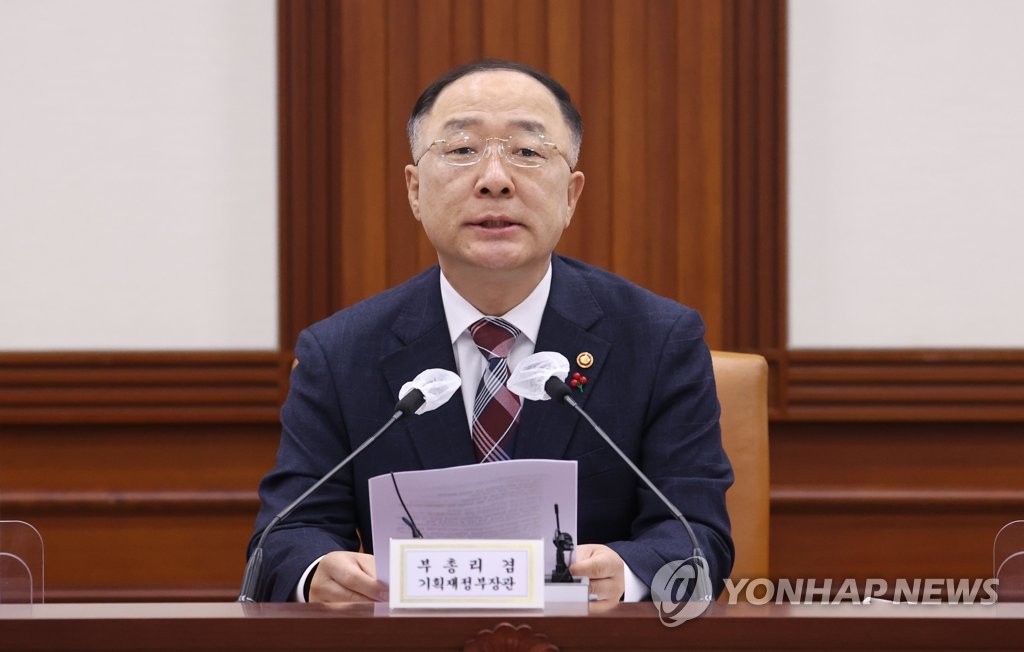 12月21日，韩国副总理兼企划财政部长官洪楠基在中央政府首尔办公楼主持召开创新增长会议。 韩联社