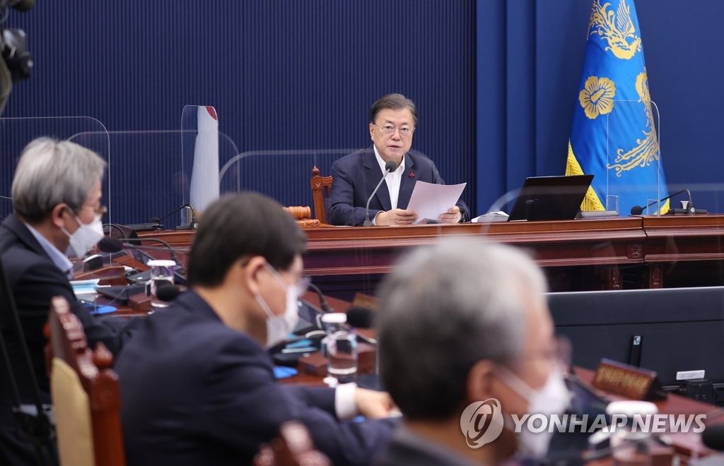 12月21日，在青瓦台，韩国总统文在寅主持召开国务会议。 韩联社
