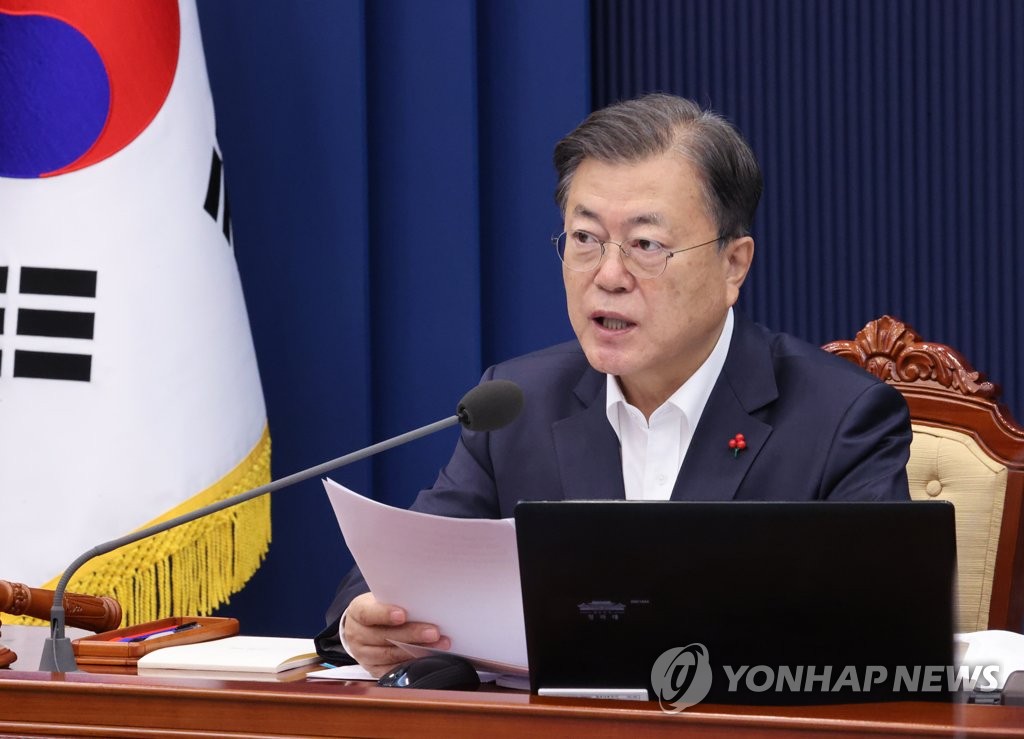 12月21日，在青瓦台，韩国总统文在寅主持召开国务会议。 韩联社