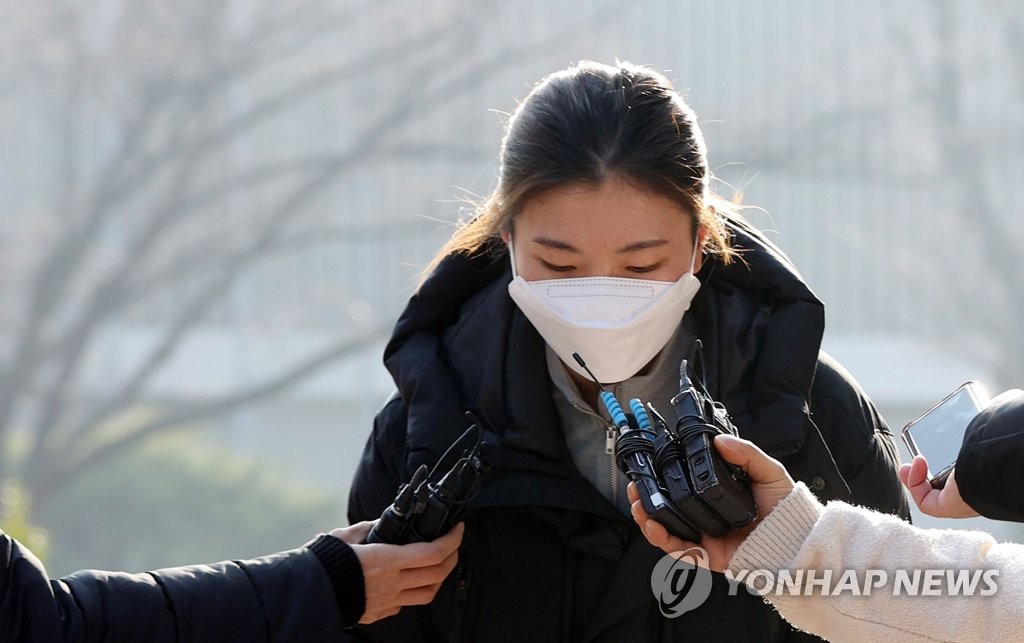 12月21日下午，首尔市松坡区奥林匹克公园大韩冰上竞技联盟办公地点，沈锡希在出席赏罚委员会会议前接受记者提问。 韩联社