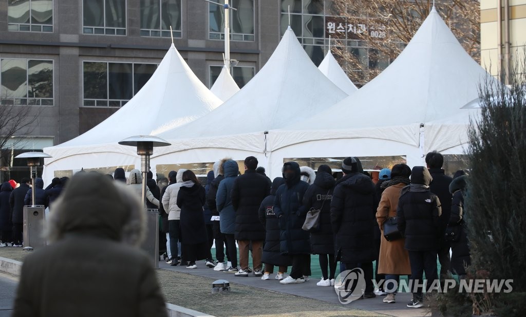 资料图片：12月26日，在首尔松坡区卫生站的筛查诊所，市民等待接受病毒检测。 韩联社