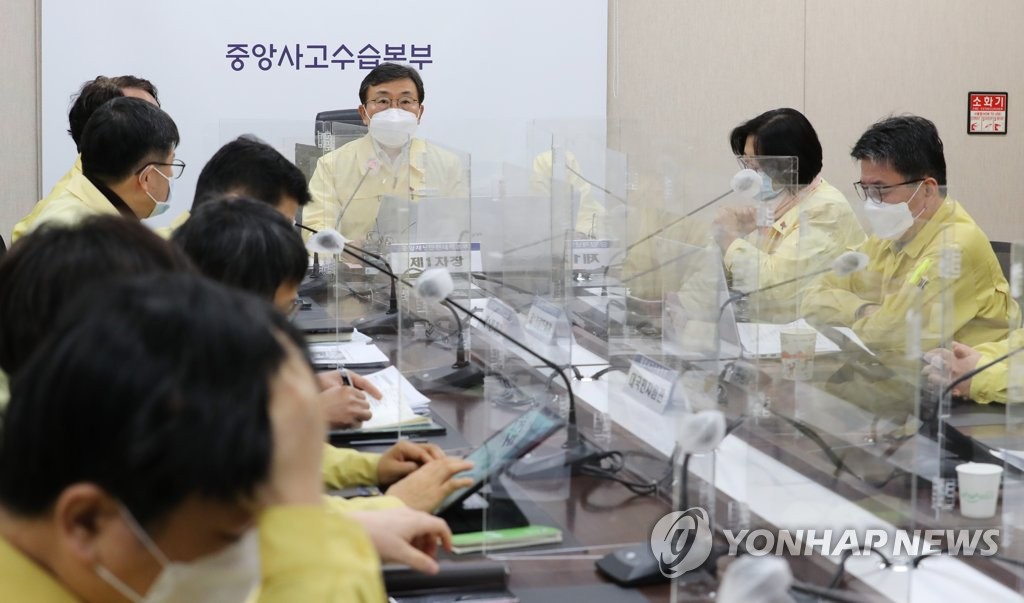 12月27日，在中央政府世宗办公楼，韩国中央灾难安全对策本部第一次长权德喆主持召开对策本部会议。 韩联社