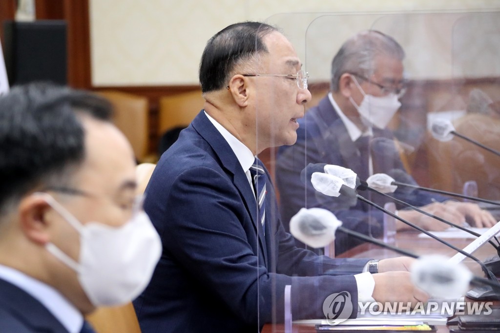12月27日，在中央政府首尔办公楼，洪楠基（右二）主持召开对外经济安全战略会议第三次会议。 韩联社