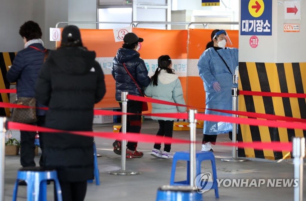 资料图片：在一处新冠临时筛查诊所，市民排队待检。 韩联社