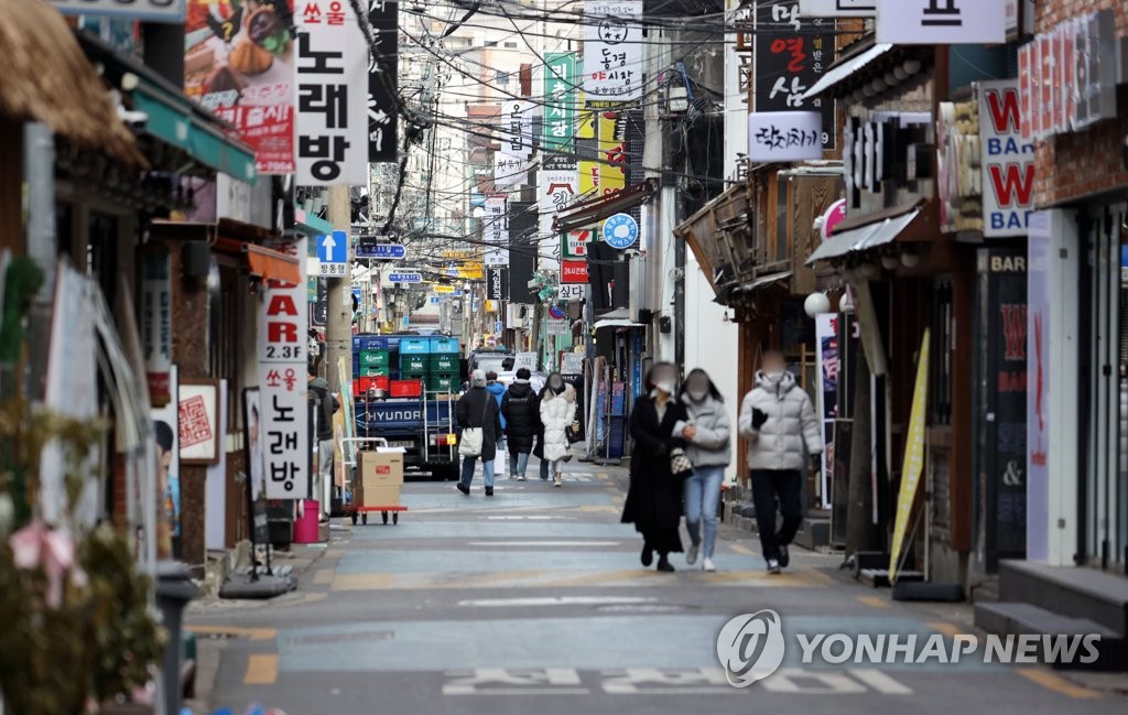 资料图片：12月27日，在首尔广津区的建大美食街，行人寥寥无几。 韩联社