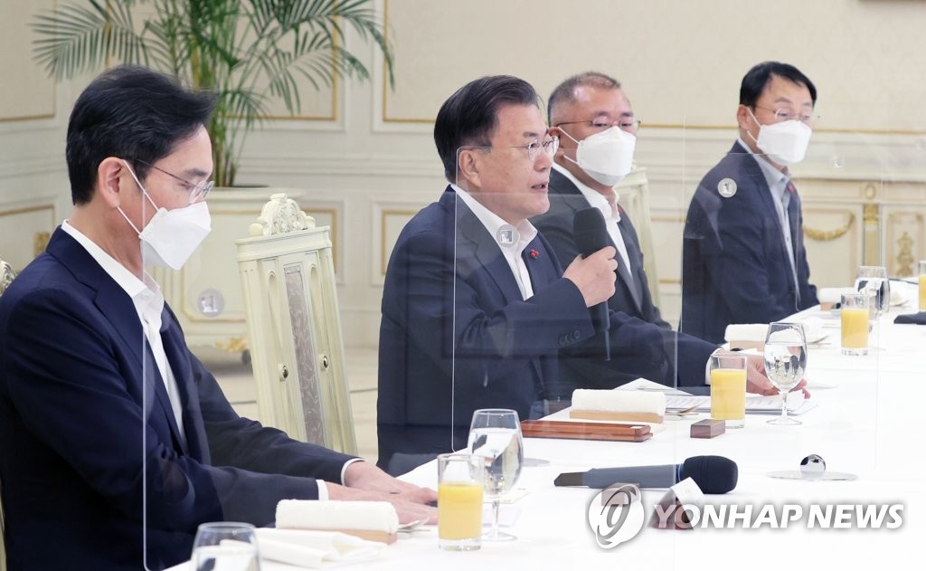 12月27日，在青瓦台，韩国总统文在寅（左二）邀请六大企业集团掌门共进午餐。 韩联社