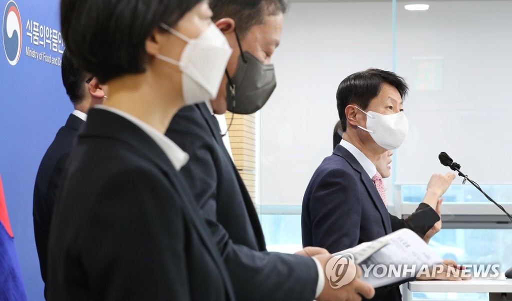 12月27日，在韩国食品医药品安全处处长金刚立（右）召开记者会，称批准美国药企辉瑞研发的新冠口服药“Paxlovid”在国内的紧急使用授权。 韩联社