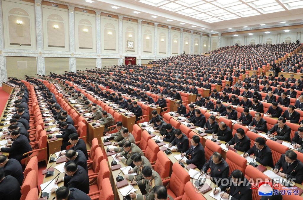 据朝中社12月28日报道，朝鲜劳动党第八届四中全会27日开幕。图为会议现场。 韩联社/朝中社（图片仅限韩国国内使用，严禁转载复制）