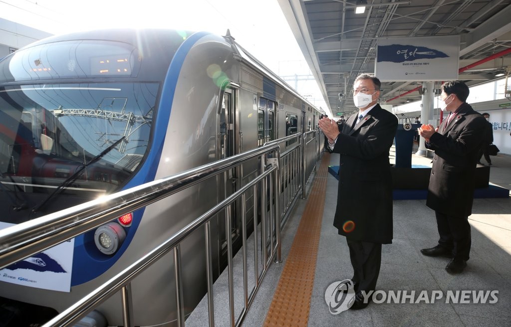 12月28日，在蔚山市太和江站，韩国总统文在寅（左一）出席东南圈4条铁路建设项目开通仪式。 韩联社