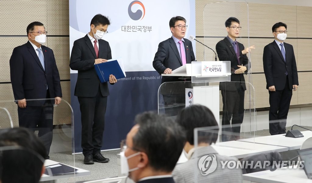 12月30日，在中央政府世宗办公楼，有关政府部门公布2022抗疫联合工作计划。 韩联社