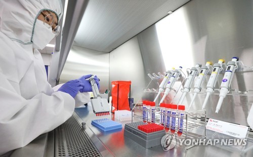 资料图片：2021年12月30日，在世宗保健环境研究所，一名研究员正在测试能对新冠变异珠“奥密克戎”迅速进行核酸鉴定的检测试剂。 韩联社/联合记者团