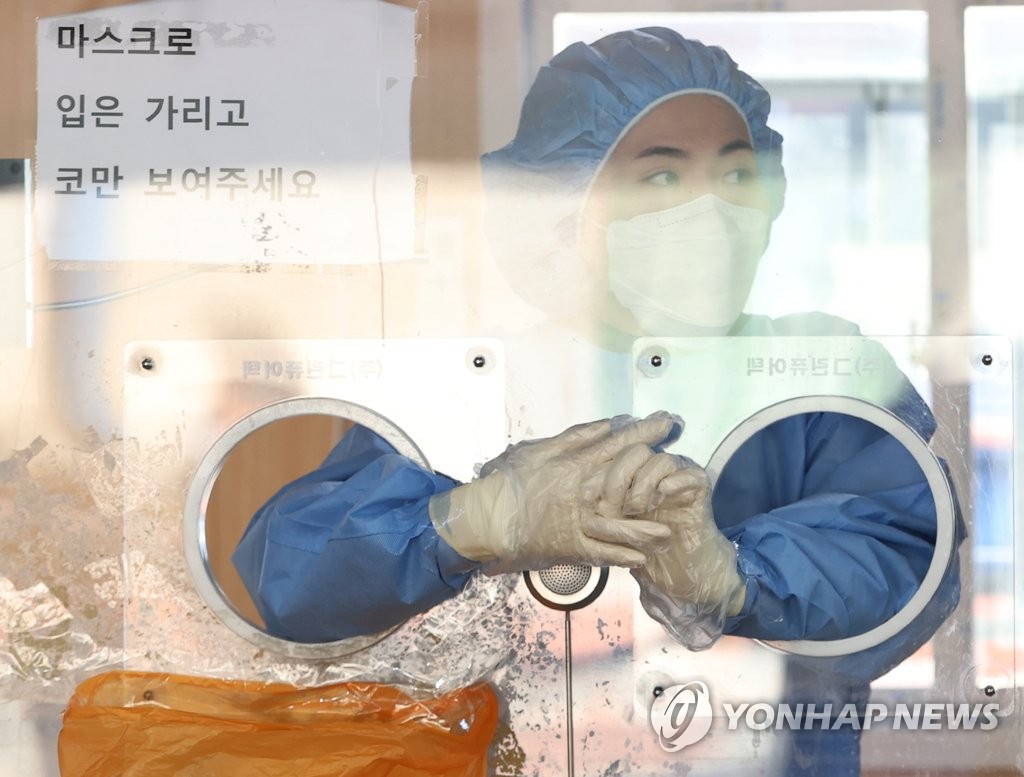 资料图片：一线抗疫人员 韩联社