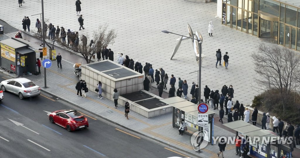 资料图片：市民排队购买彩票。 韩联社