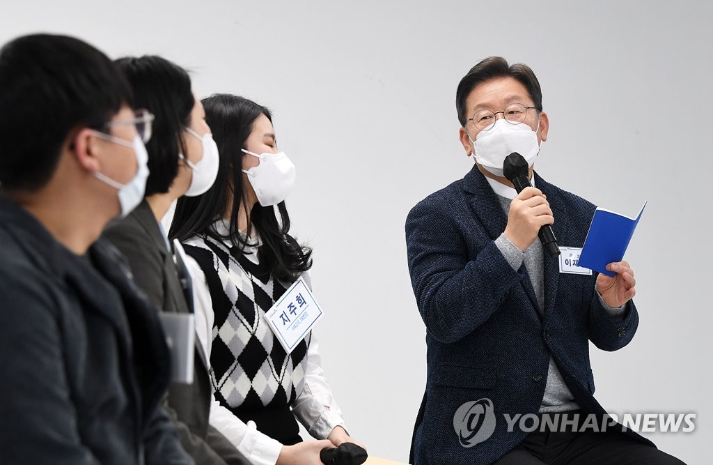 资料图片：1月2日，在首尔市麻浦区的民主党新中央党部，李在明回答青年听众的问题。 韩联社