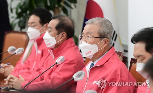 1月3日，在国民力量中央选举对策委员会会议上，选举对策委总括委员长金钟仁（右二）正在发言。 韩联社/国会摄影记者团
