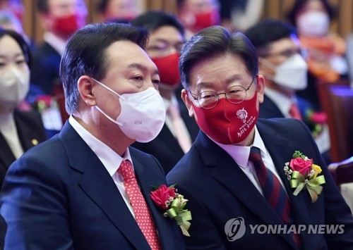 韩两大总统人选出席证券交易所开市仪式