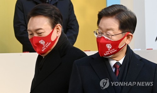 资料图片：尹锡悦（左）和李在明 韩联社