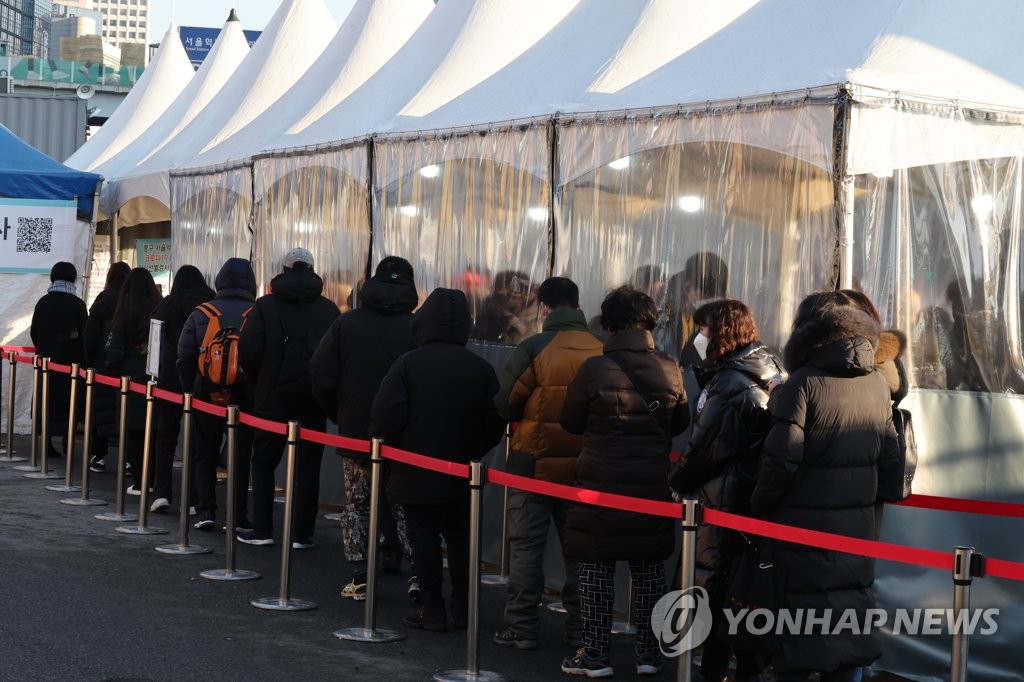 资料图片：市民排队等候核酸采样。 韩联社