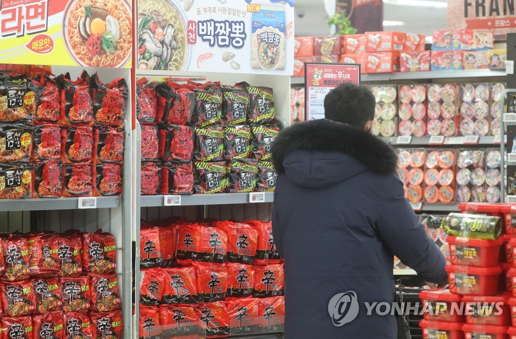 资料图片：超市方便面柜台 韩联社