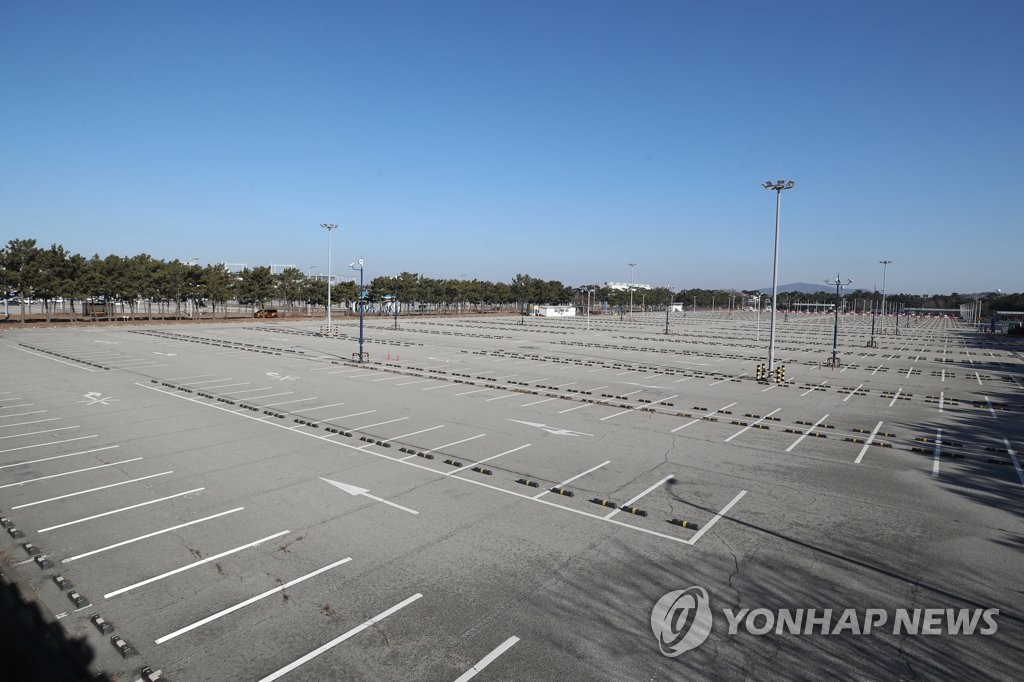 资料图片：仁川国际机场第一航站楼停车场空无一车。 韩联社