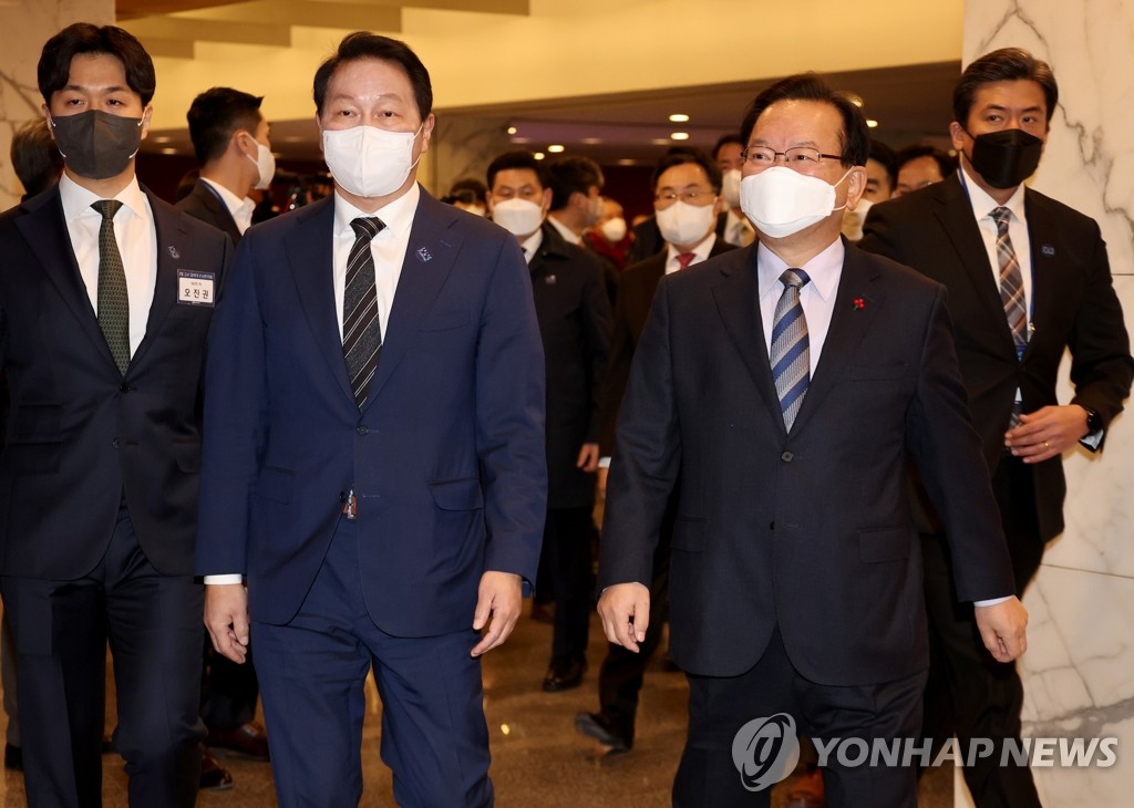 1月4日，在大韩商会会馆，崔泰源（左）和金富谦出席迎新会并发言。 韩联社