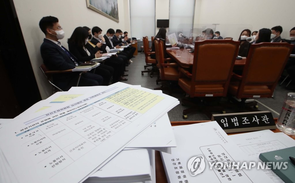 资料图片：1月4日，企划财政委员会在韩国国会举行案件调整委员会会议，会议现场堆放着有关职工董事制度的资料。 韩联社/国会摄影记者团