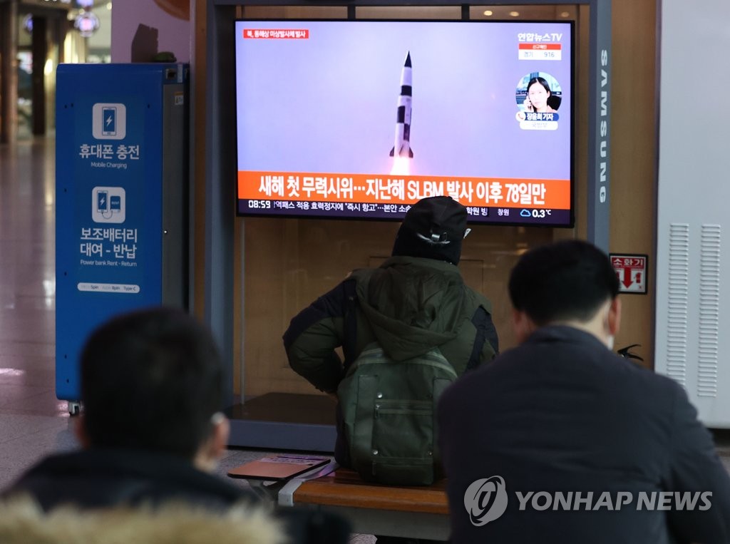 资料图片：1月5日，在首尔站，市民收看朝军武器发射新闻。 韩联社