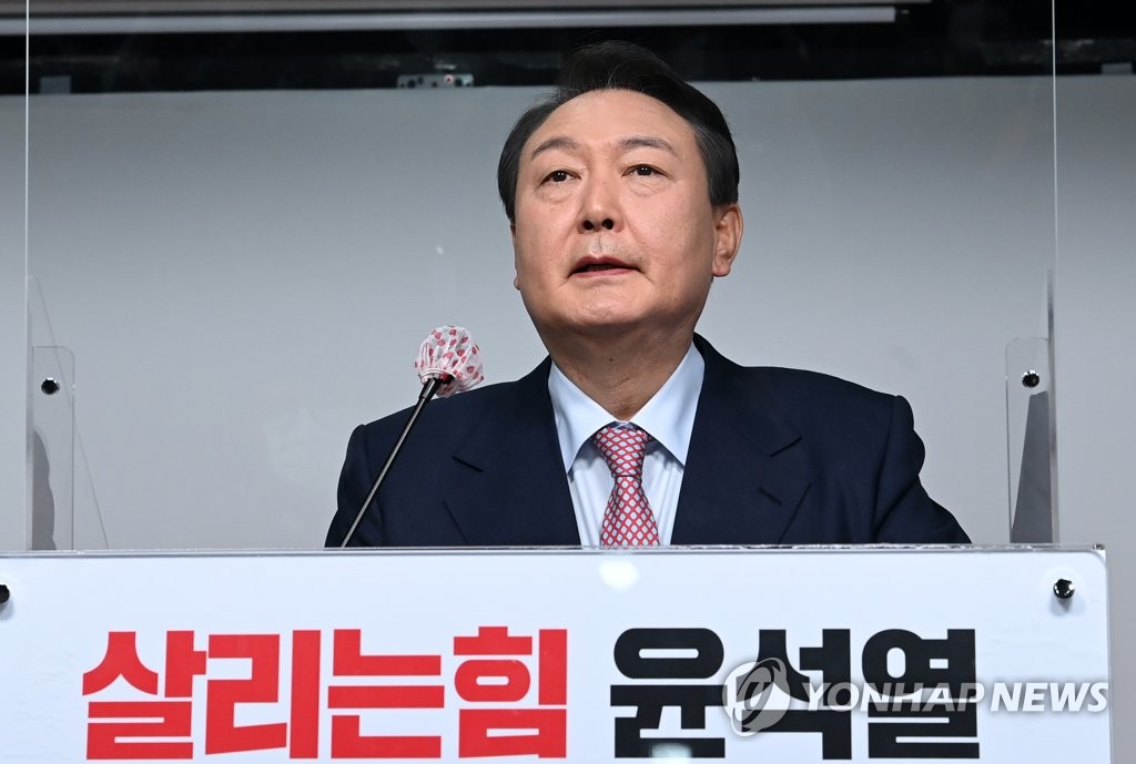 1月5日，在位于首尔汝矣岛的韩国最大在野党国民力量党部，该党总统候选人尹锡悦召开记者会。 韩联社/国会摄影记者团