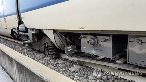 韩国高铁发生脱轨事故致部分乘客受伤