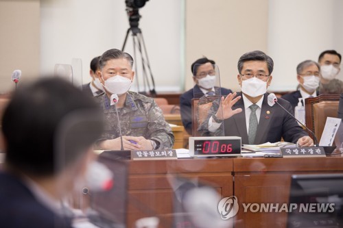 1月5日，在国会，元仁哲（左）和徐旭出席国防委员会全体会议。 韩联社/国会摄影记者团